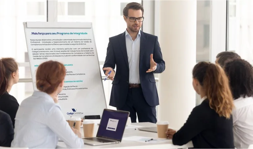Especialista orientando um grupo de profissionais em uma reunião de mentoring corporativo