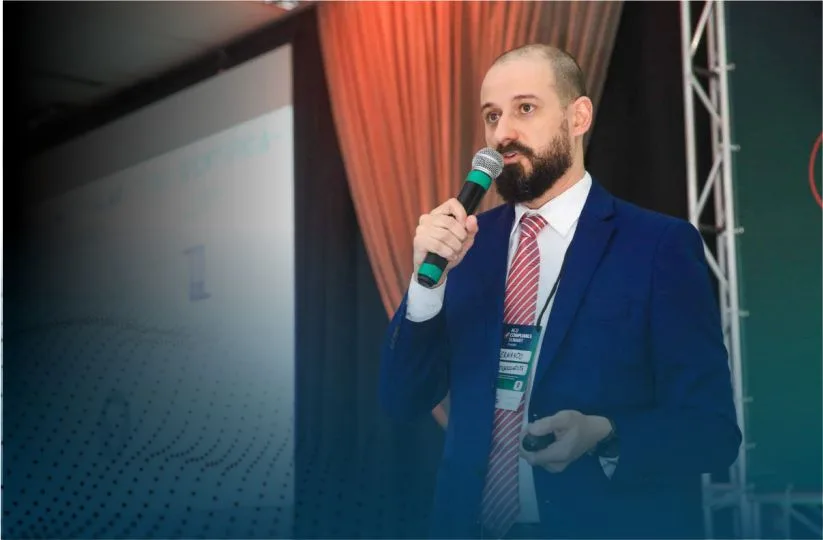 Fernando Henrique Zanoni conduzindo uma palestra corporativa com microfone